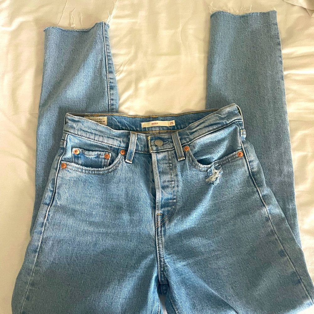 HARDLY WORN LEVIS WEDGIE JEANS